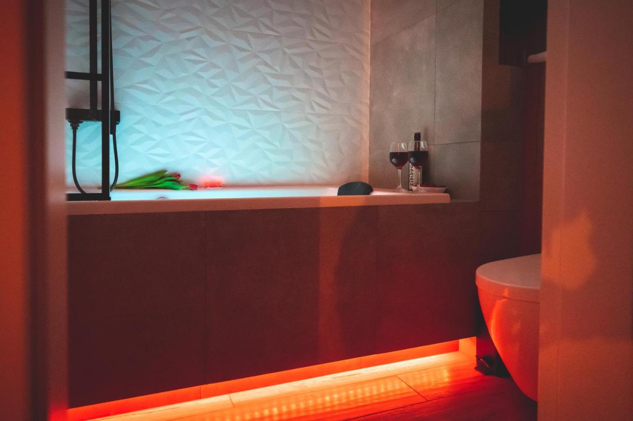 Movie Jacuzzi Apartment At The Main Station By Noclegi Renters Kraków Eksteriør billede