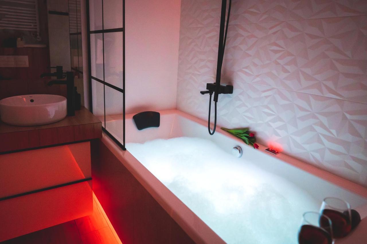 Movie Jacuzzi Apartment At The Main Station By Noclegi Renters Kraków Eksteriør billede