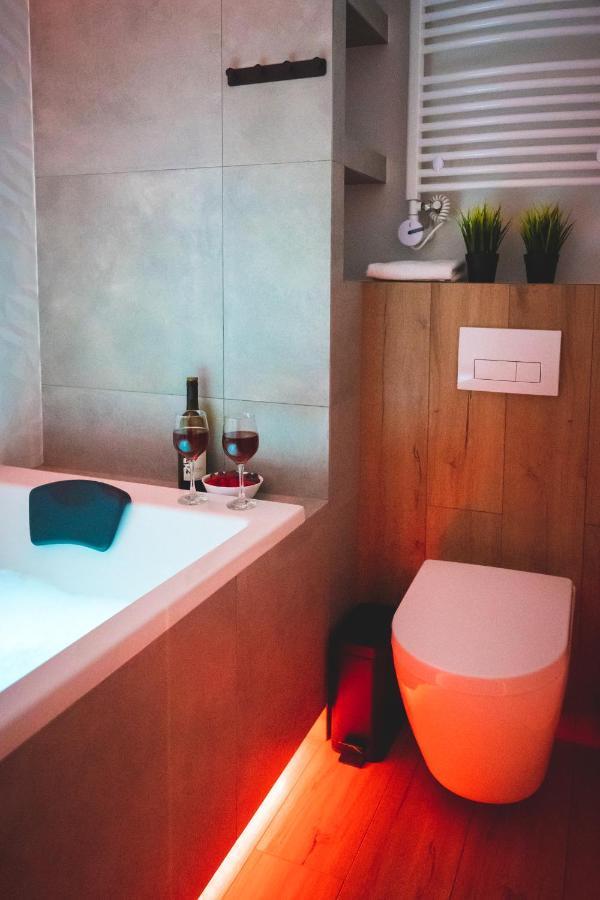 Movie Jacuzzi Apartment At The Main Station By Noclegi Renters Kraków Eksteriør billede