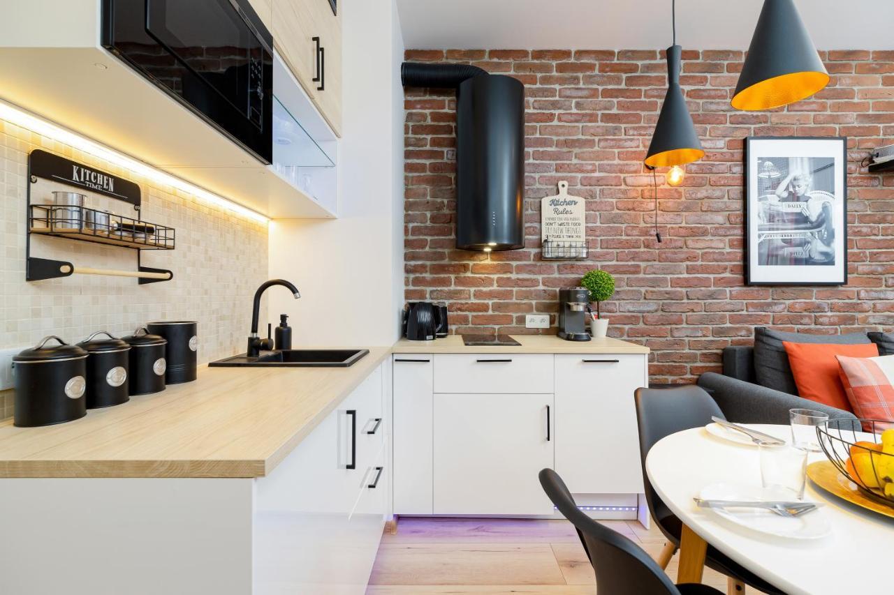 Movie Jacuzzi Apartment At The Main Station By Noclegi Renters Kraków Eksteriør billede