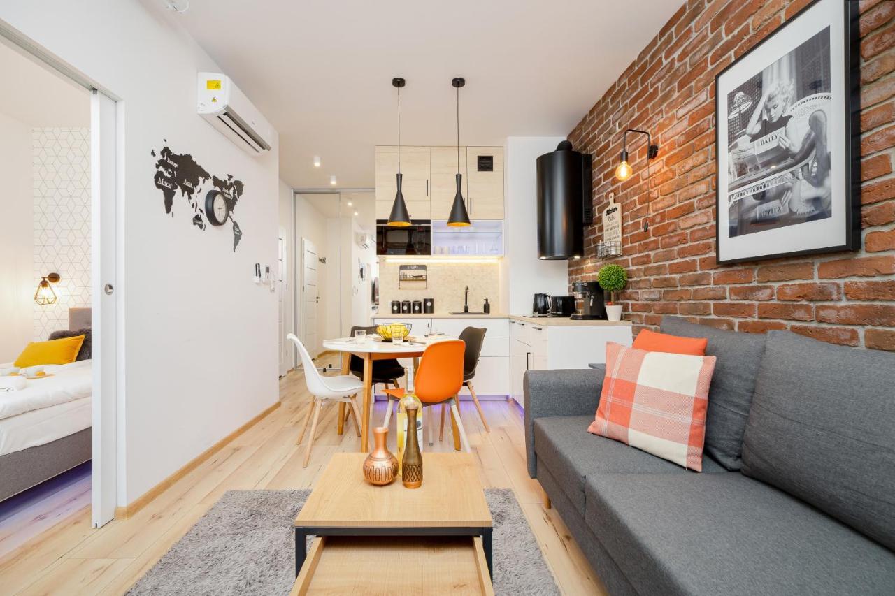 Movie Jacuzzi Apartment At The Main Station By Noclegi Renters Kraków Eksteriør billede