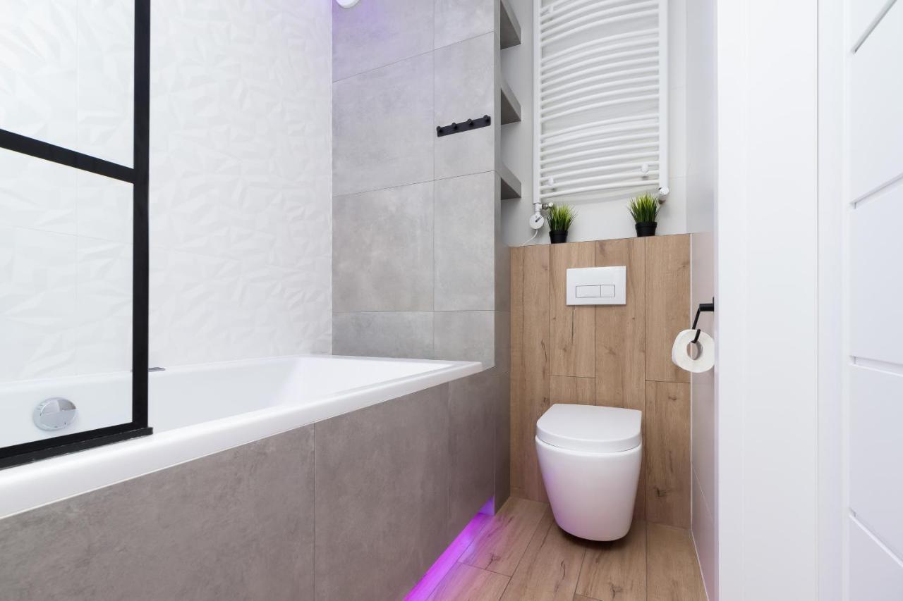 Movie Jacuzzi Apartment At The Main Station By Noclegi Renters Kraków Eksteriør billede