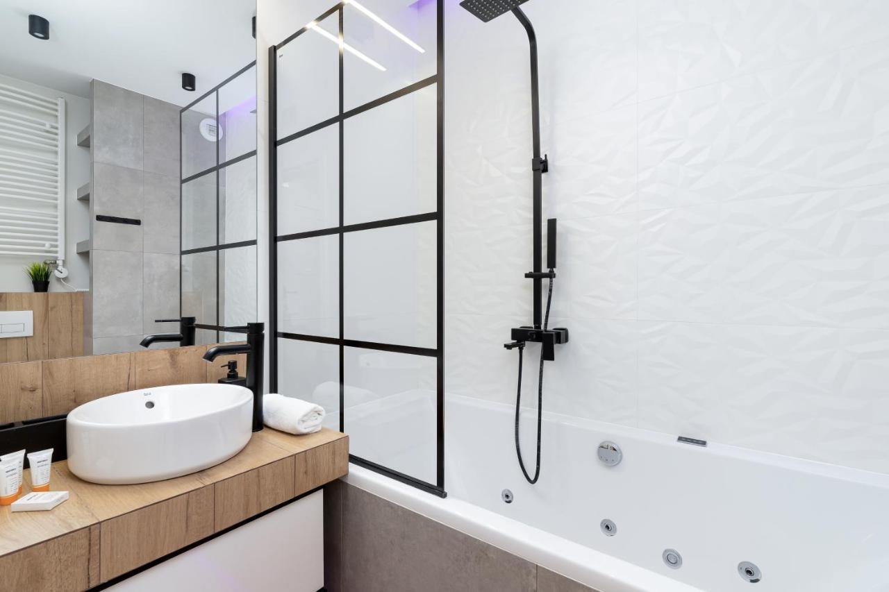 Movie Jacuzzi Apartment At The Main Station By Noclegi Renters Kraków Eksteriør billede